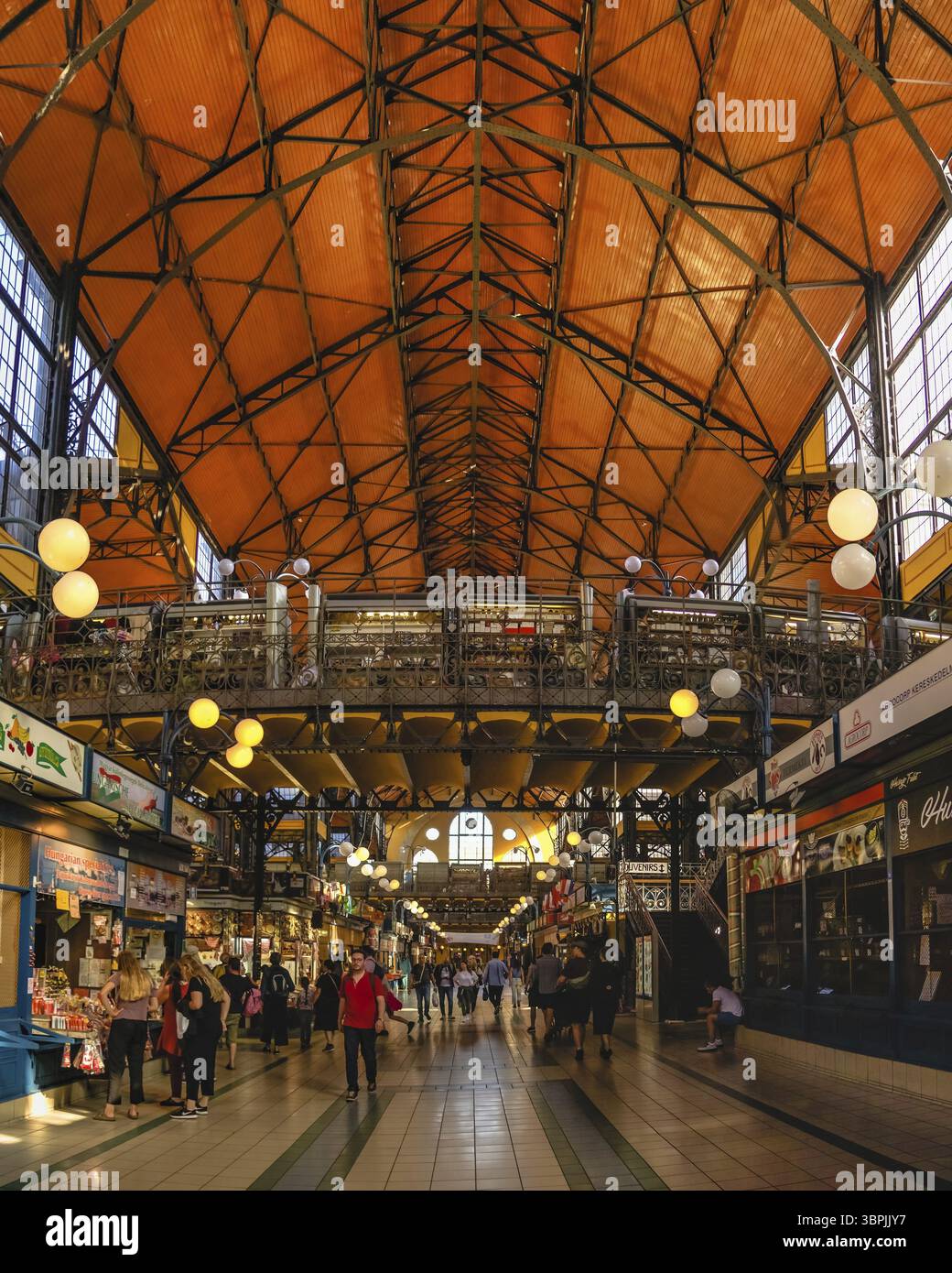 Budapest, Ungarn 17.08.2021. Altes historisches Gebäude des Zentralmarktes in Budapest, Ungarn, an einem sonnigen Sommertag, Budapest, Ungarn, Europa Stockfoto