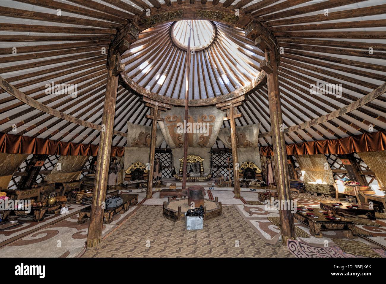 Nachbildung des Innenraums einer mongolischen Jurte zur Zeit von Dschingis Khan in der Mongolei Stockfoto