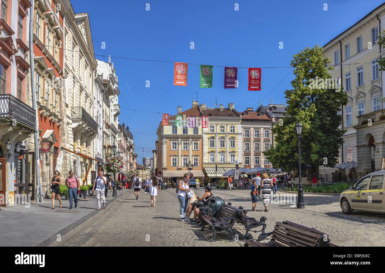 Lviv, Ukraine 07.07.2021. Markt oder Rynok Platz in der Altstadt von Lemberg, Ukraine, an einem sonnigen Sommertag, Lemberg, Ukraine, Europa Stockfoto