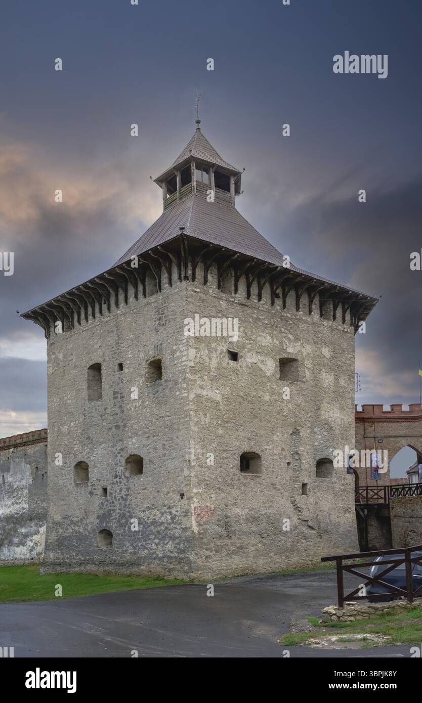 Medzhybish, Ukraine 05.07.2021. Großer Turm der Medzhybischen Festung in Podolien in der Ukraine, an einem bewölkten Sommermorgen, Medzhybizh, Ukraine, Europa Stockfoto
