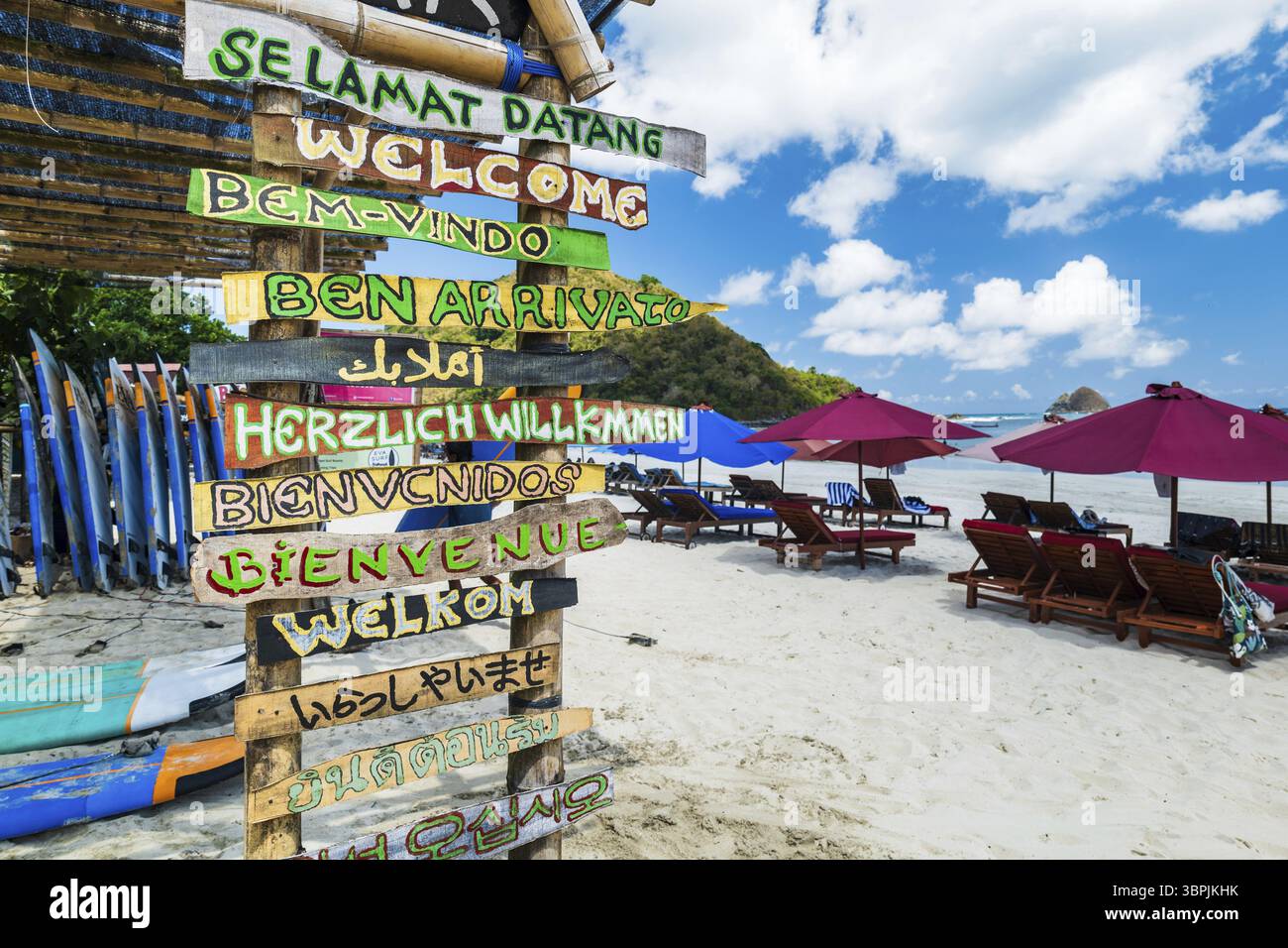 Strandhütte für Surfer mit Willkommensschild in vielen Sprachen. Strandhausschilder für Besucher im tropischen Strandresort Stockfoto