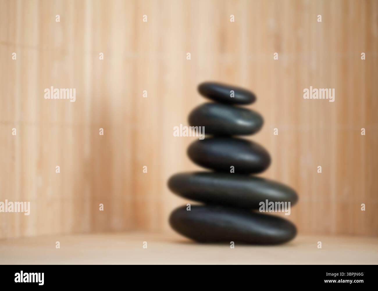 Steine gegen Holzwand Stockfoto