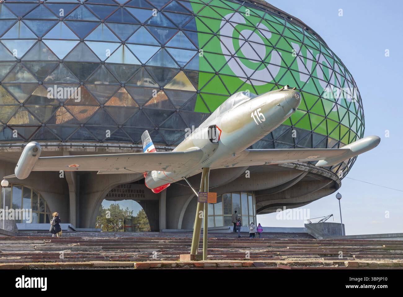 Belgrad, Serbien - 22. Februar 2020: Militärflugzeuge vor dem Luftfahrtmuseum am Flughafen Nikola Tesla in Belgrad, Serbien, Belgrad, Serbien Stockfoto