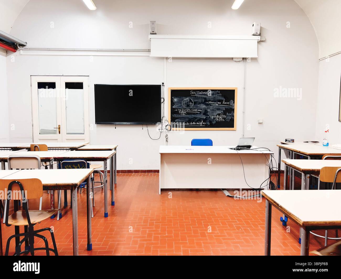 Das helle Innere dieses Klassenzimmers unterstreicht eine saubere akademische Umgebung, die perfekt für Unterricht und ruhiges Lernen geeignet ist. Stockfoto