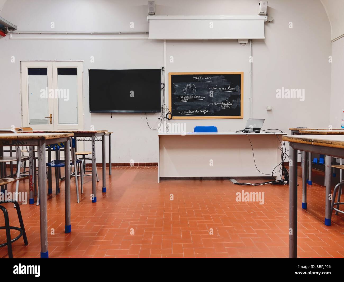 Das helle Innere dieses Klassenzimmers unterstreicht eine saubere akademische Umgebung, die perfekt für Unterricht und ruhiges Lernen geeignet ist. Stockfoto