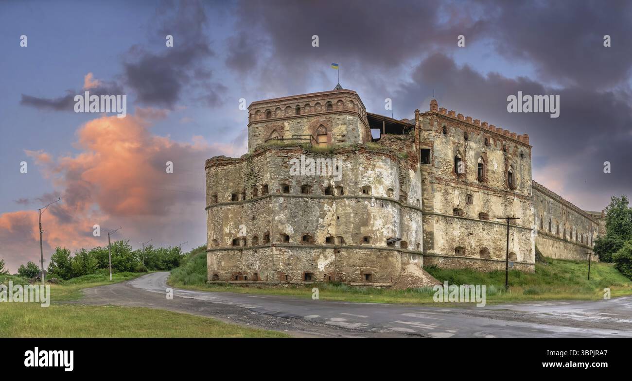 Medzhybish, Ukraine 05.07.2021. Medschhybische Festung in der Region Podolien der Ukraine, an einem bewölkten Sommermorgen, Medschhybizh, Ukraine, Europa Stockfoto