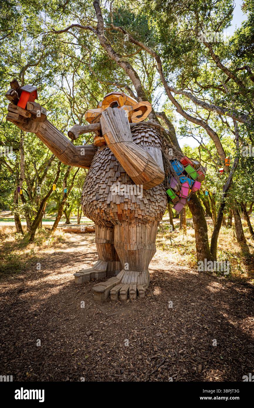Riesige Holztrollskulptur im Forest Park Stockfoto