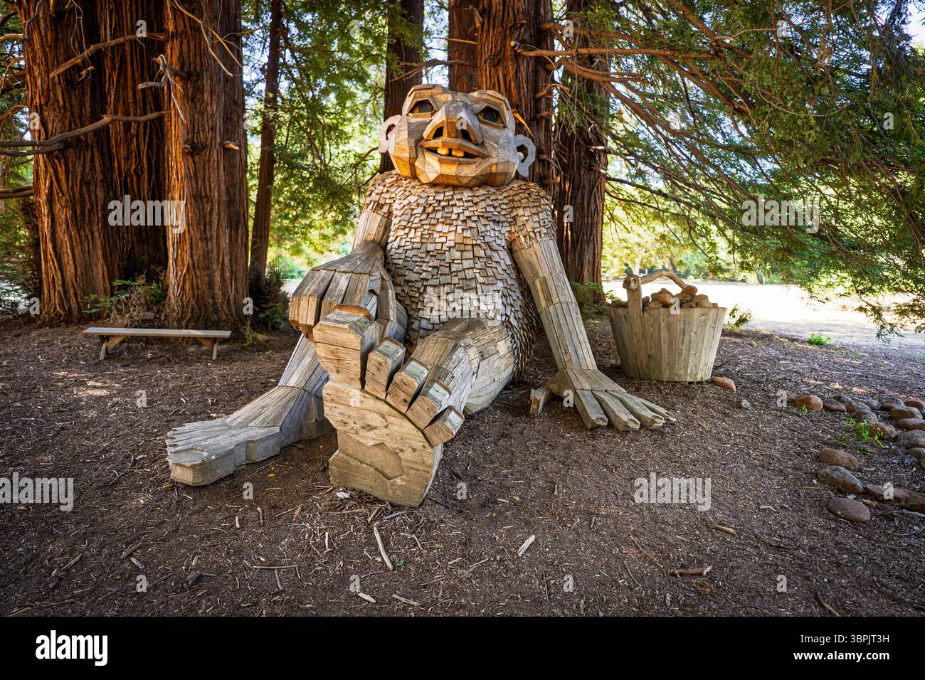 Riesige Holztrollskulptur im Forest Park Stockfoto
