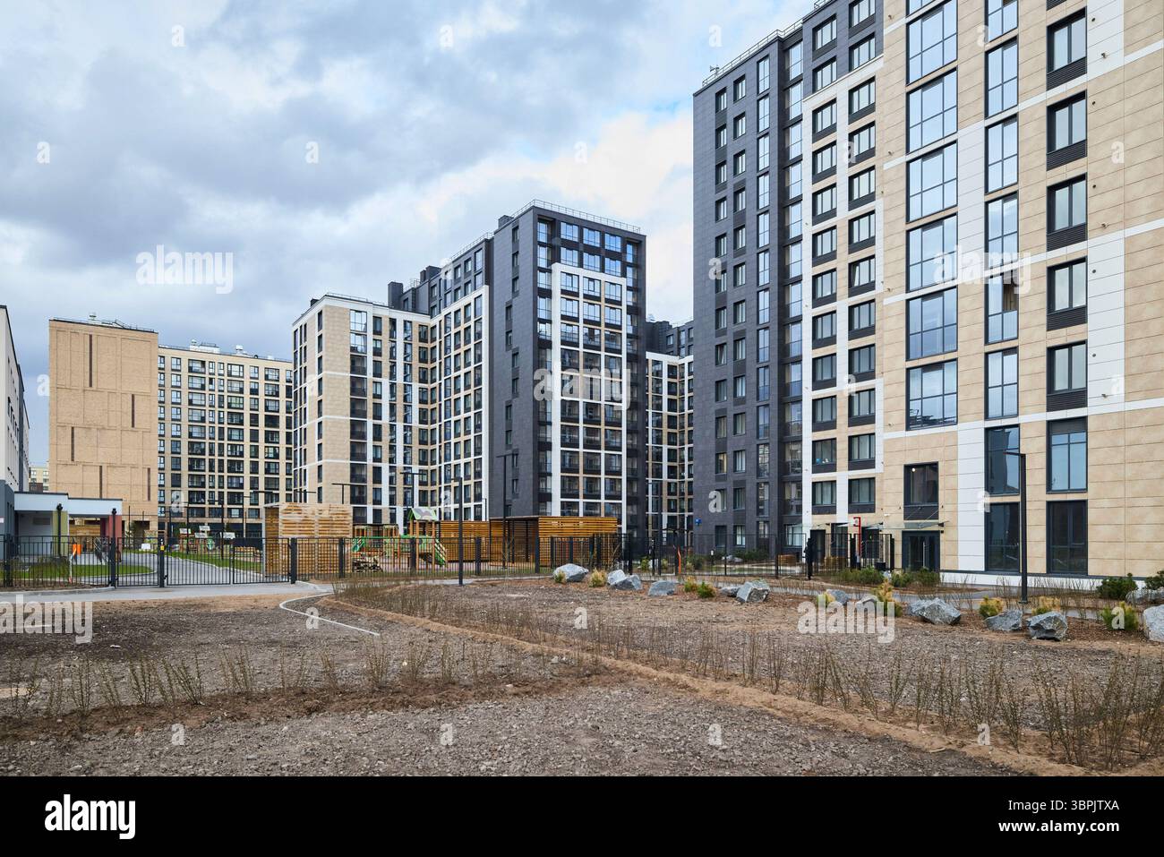 Dies ist ein moderner städtischer Wohnkomplex mit beeindruckender zeitgenössischer Architektur Stockfoto