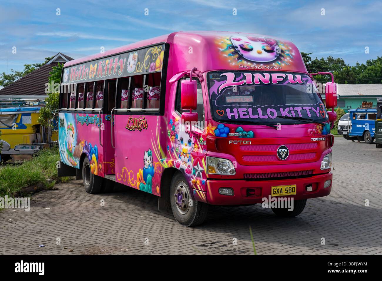 Tagbilaran, Bohol, Philippinen – 18. Juni 2025 : Philippinen Jeepney dekoriert mit Hello Kitty Kunstwerken Stockfoto Tagbilaran, Bohol, Philippinen – 18. Juni 2025 : Philippinen Jeepney dekoriert mit Hello Kitty Kunstwerken Stockfoto