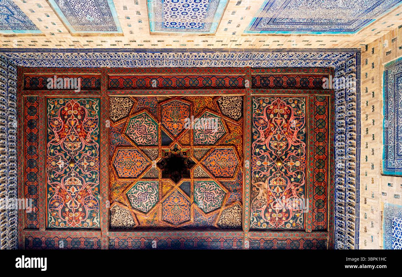 Ein wunderschön kompliziertes Deckendesign mit farbenfrohen geometrischen Mustern und Blumenmotiven, das traditionelle Handwerkskunst zeigt. Die lebendige Farbe Stockfoto