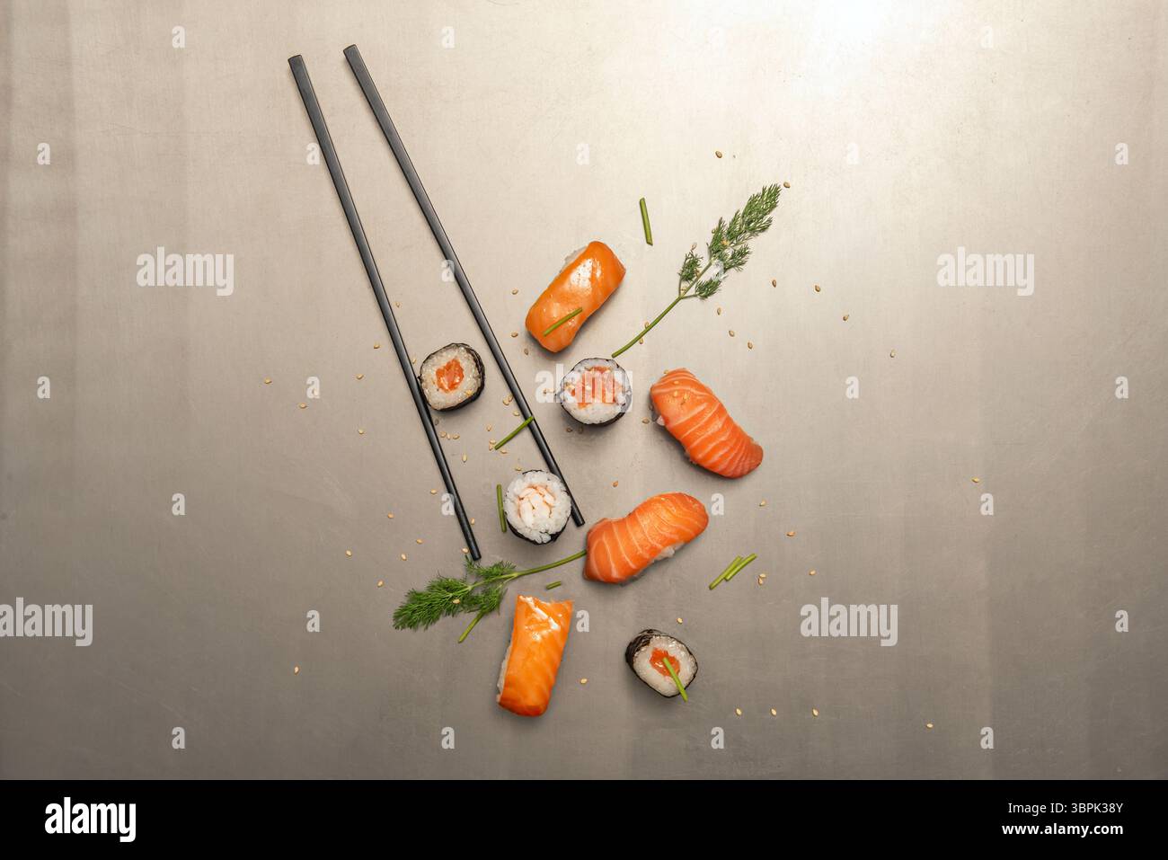 Nigiri ist nicht nur ein Gericht, es ist eine Kunstform und ein tiefgreifender Ausdruck der japanischen Kultur Stockfoto