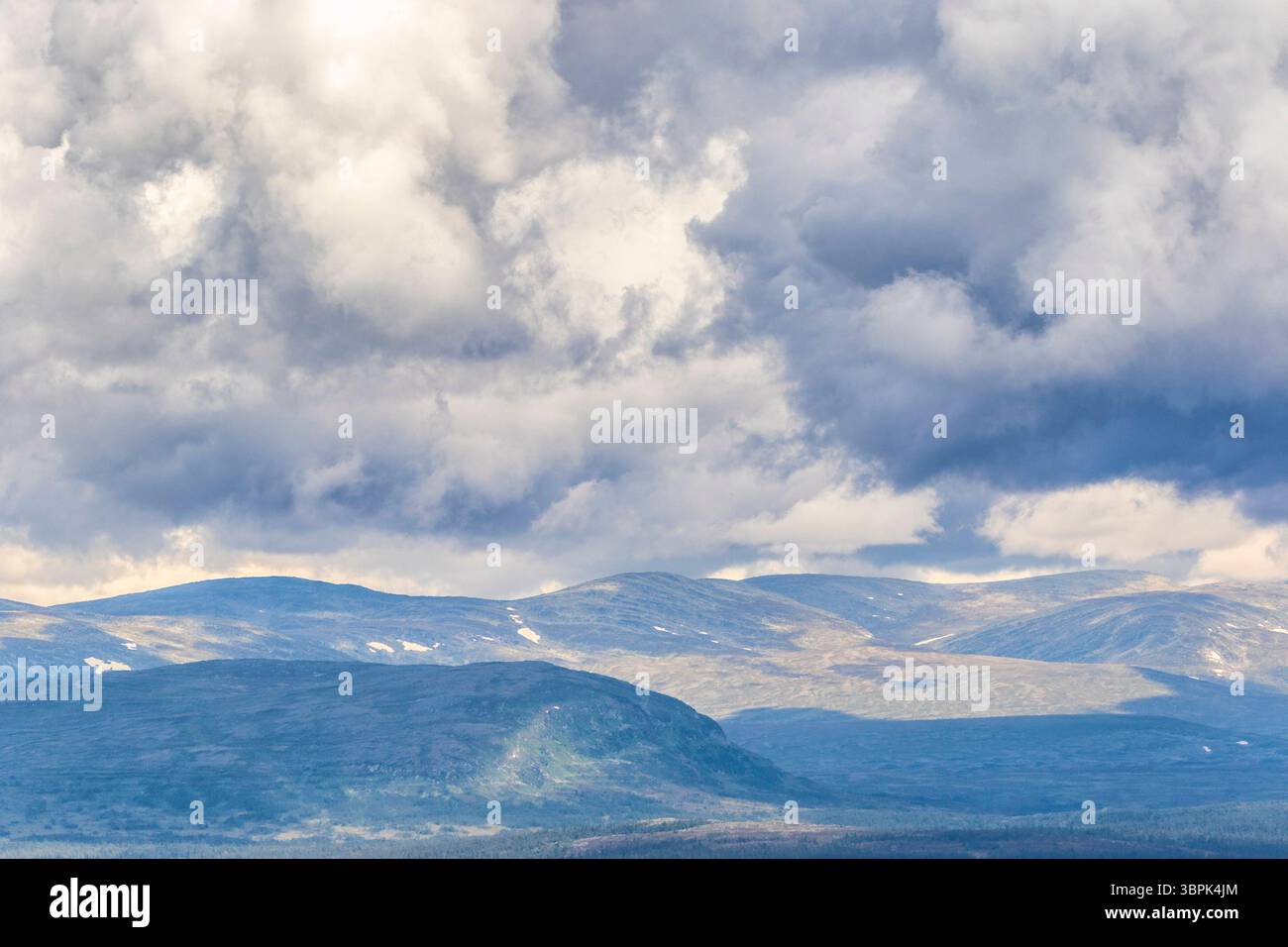 Berglandschaft mit Sturmwolken Stockfoto