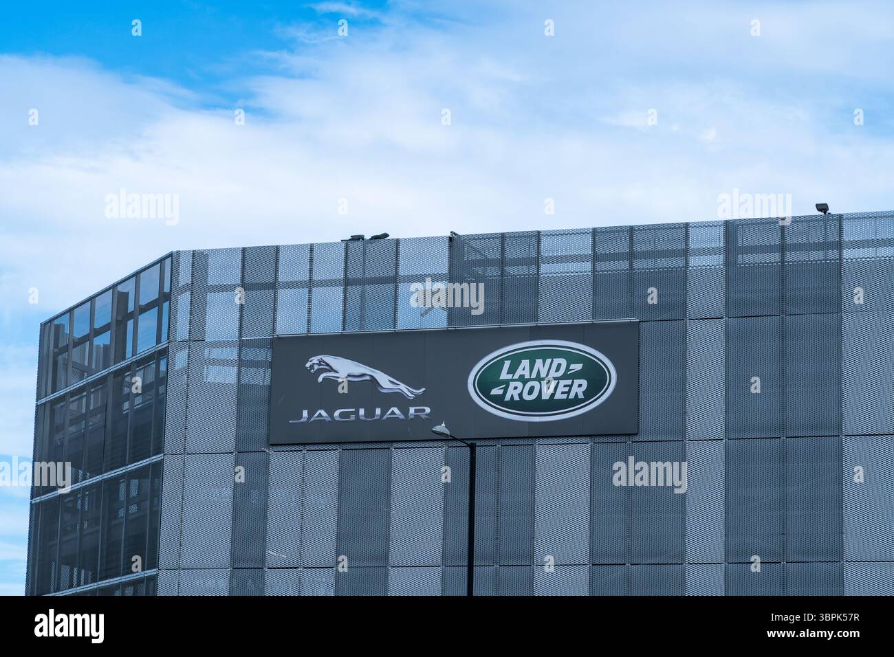Erdington, Birmingham, Großbritannien – 4. Juli 2025: Externes Schild von Jaguar Land Rover, einem britischen Automobilhersteller Stockfoto