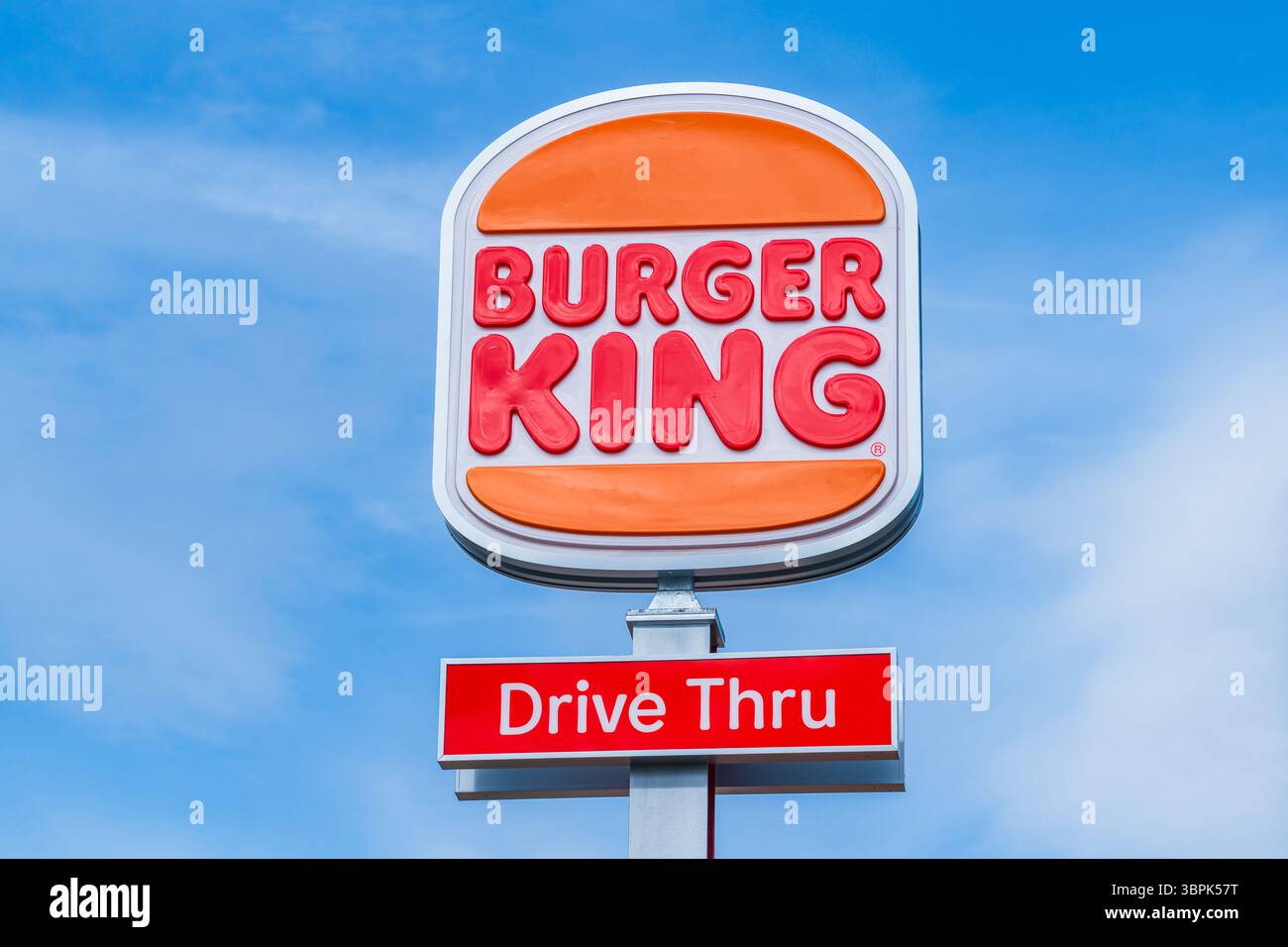 Erdington, Birmingham, Großbritannien – 4. Juli 2025: Beschilderung des Burger King Drive Thru, einer multinationalen Fast-Food-Restaurantkette in den USA Stockfoto