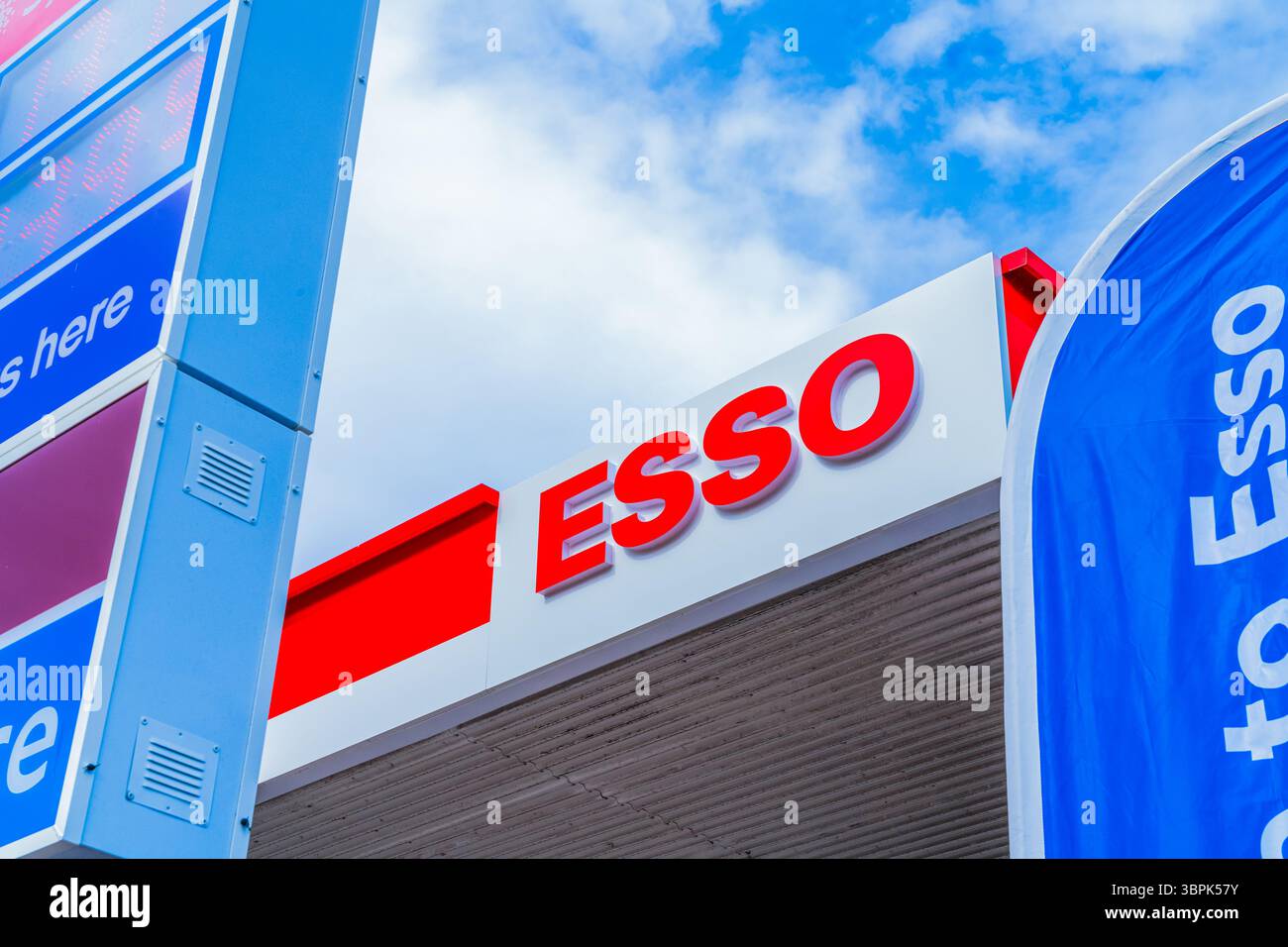 Erdington, Birmingham, Großbritannien – 4. Juli 2025: Externe Beschilderung einer Esso-Tankstelle Stockfoto