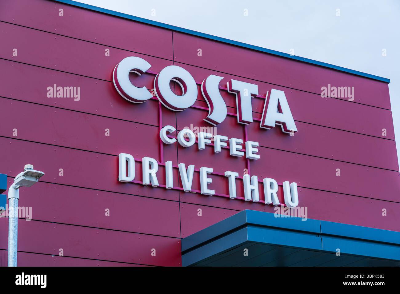 Erdington, Birmingham, Großbritannien – 4. Juli 2025: Frontantrieb durch Beschilderung des UK Coffee Shop, Costa Coffee Stockfoto