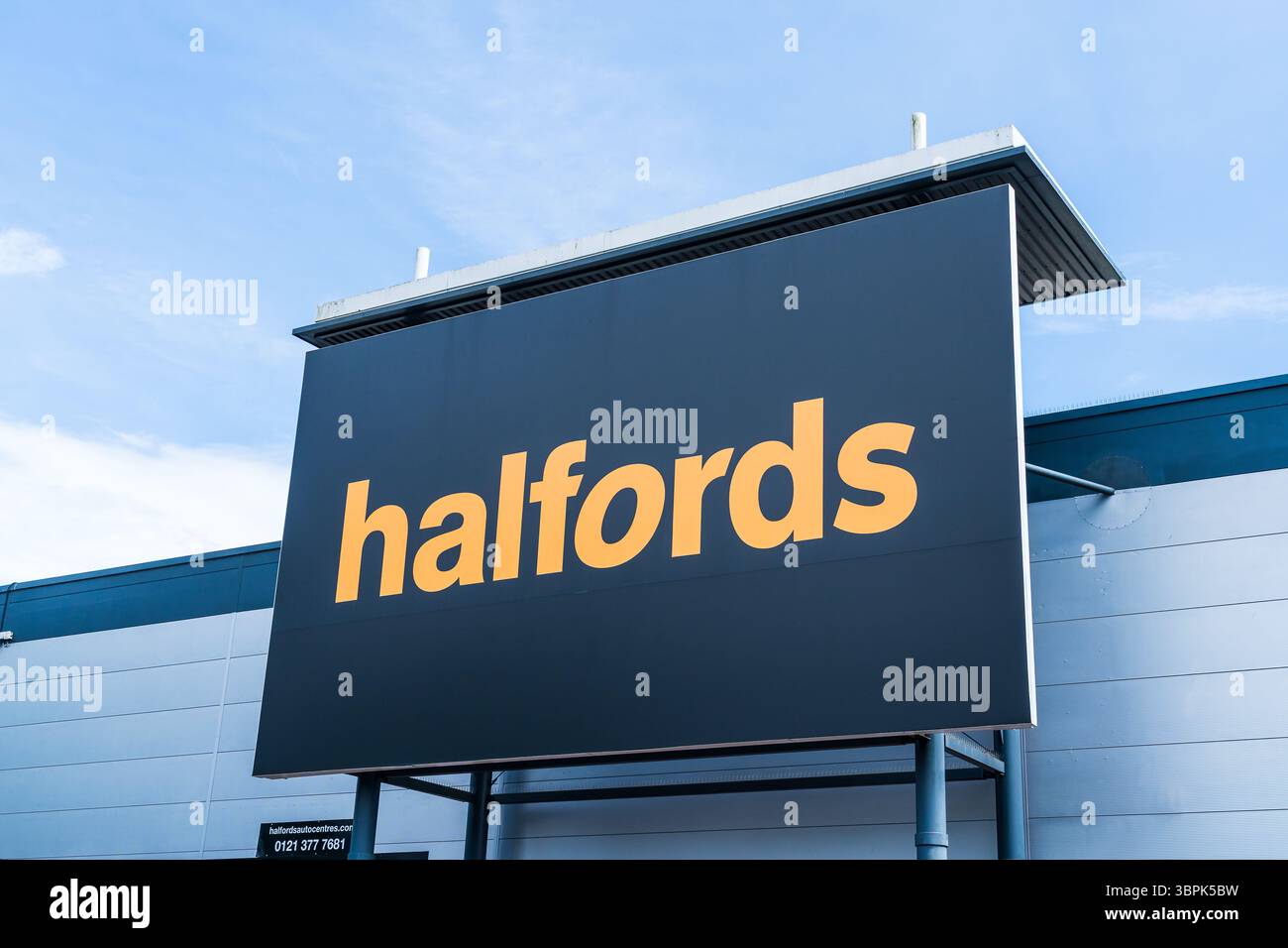 Erdington, Birmingham, Großbritannien – 4. Juli 2025: Externe Beschilderung von Halfords, einem britischen Hersteller von Motorausrüstung Stockfoto