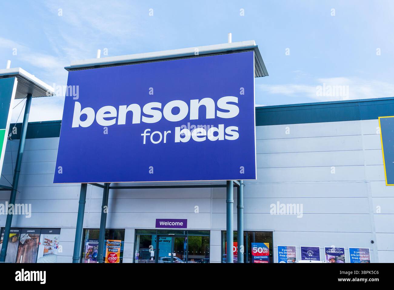 Erdington, Birmingham, Großbritannien – 4. Juli 2025: Externe Beschilderung des Bettenlieferanten Bensons for Beds Stockfoto