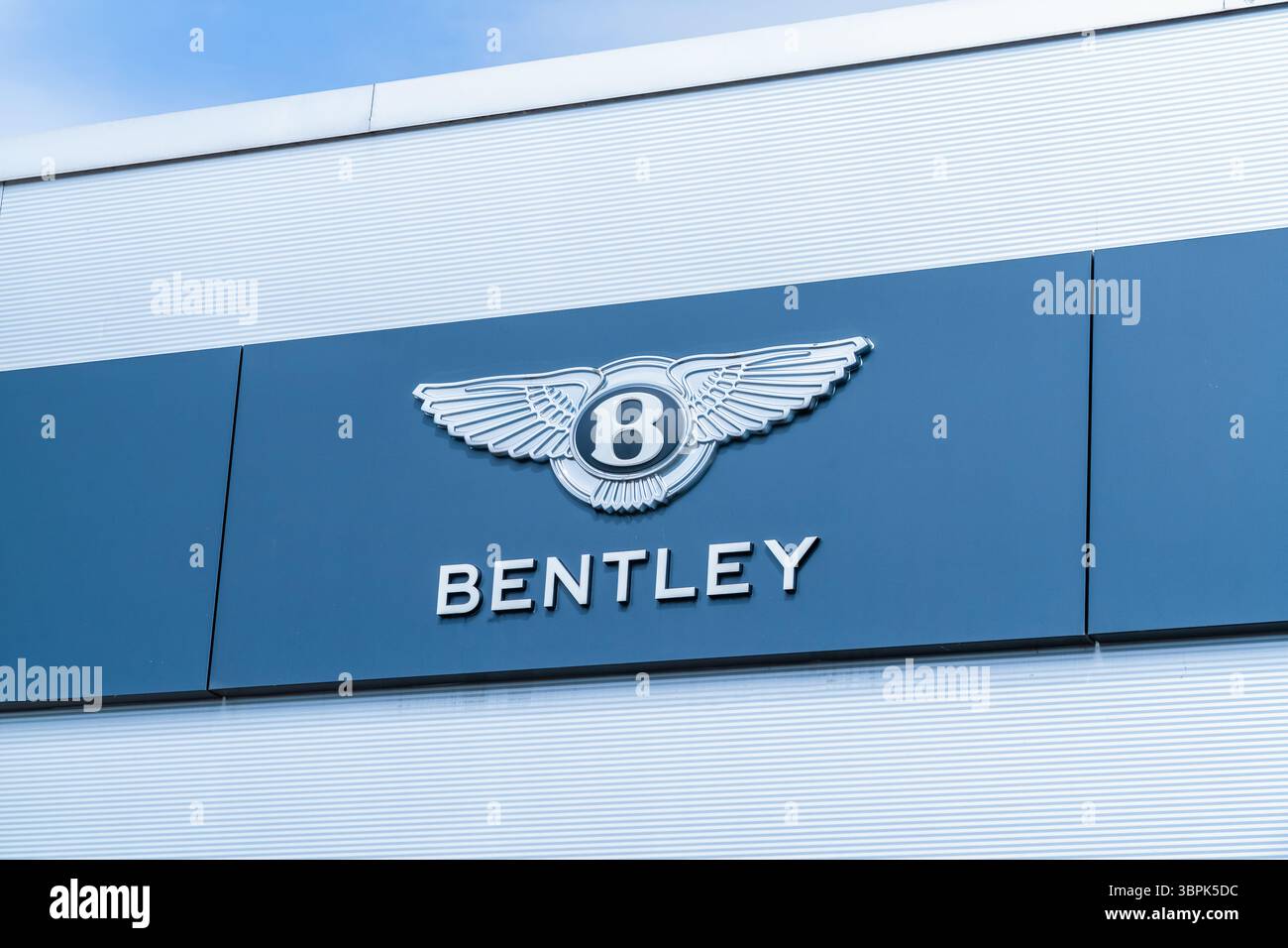 Erdington, Birmingham, Großbritannien – 4. Juli 2025: Externe Beschilderung eines Händlerbetriebs von Bentley Motors, einer Luxuswagenmarke Stockfoto