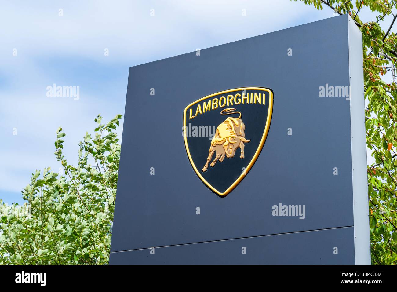 Birmingham, Großbritannien – 4. Juli 2025: Beschilderung eines Lamborghini-Händlerbetriebs, Stockfoto