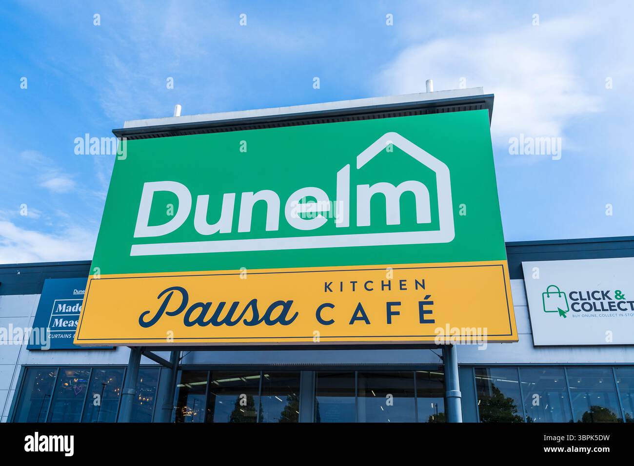 Erdington, Birmingham, Großbritannien – 4. Juli 2025: Externe Beschilderung des Einrichtungsunternehmens Dunelm Stockfoto