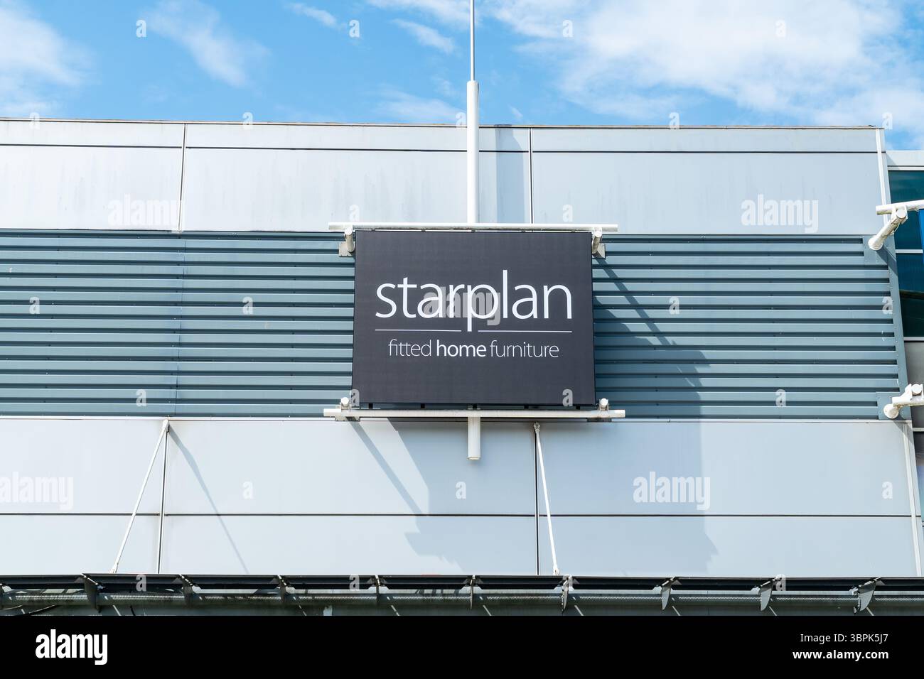 Erdington, Birmingham, Großbritannien – 4. Juli 2025: Außenbeschilderung der Firma Starplan mit Einbauschränken für Schlafzimmer und Küche Stockfoto
