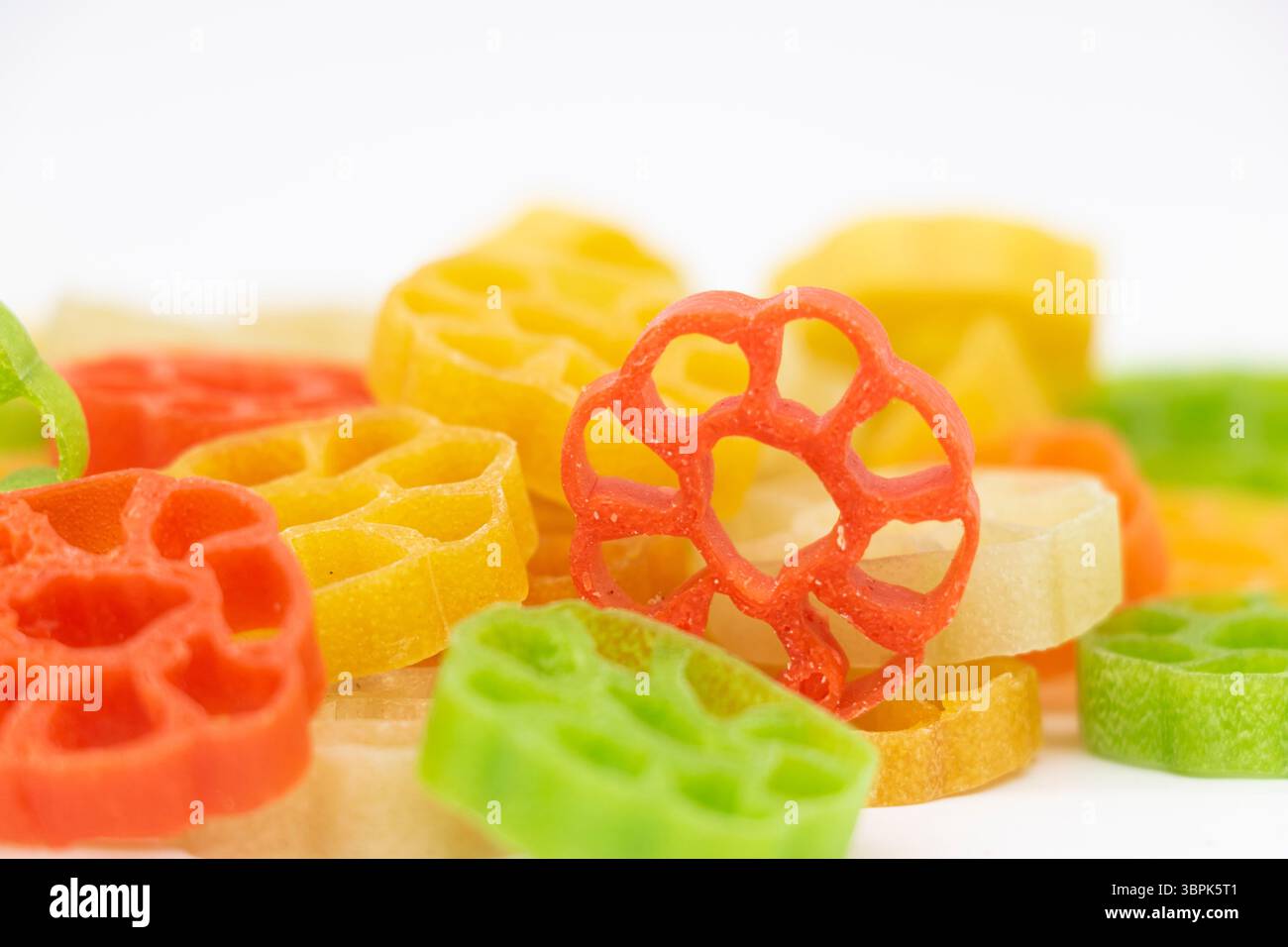 Hausgemachte bunt gewürzte Chips Bunte Chips Ready to Fry, es ist ein beliebtes Street Food und kann auch in Lebensmittelgeschäften gefunden werden, Stockfoto