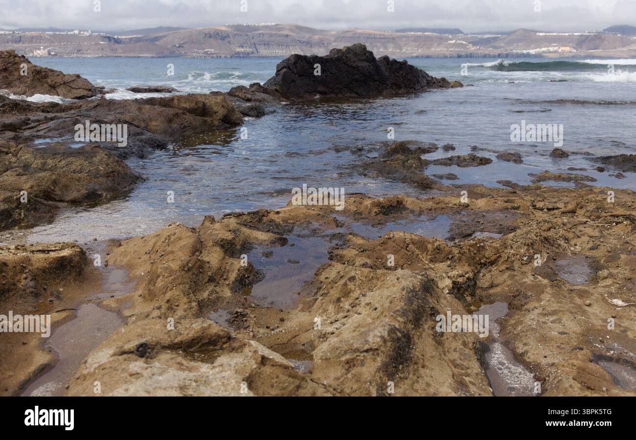 Gran Canaria, Blick auf den Hauptteil der Insel vom Strand El Confital am Rande von Las Palmas de Gran Canaria, regnerisch Stockfoto