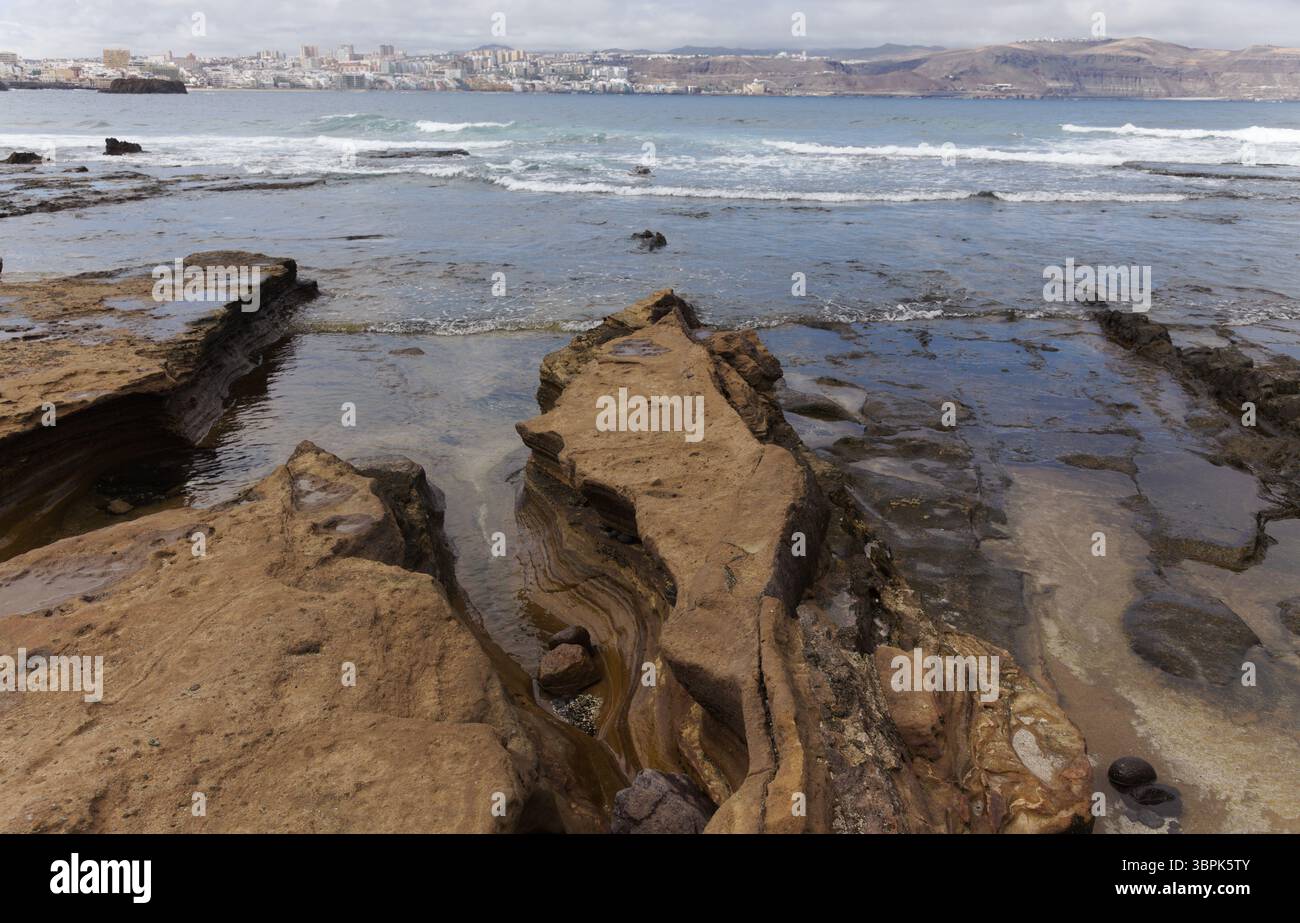 Gran Canaria, Blick auf den Hauptteil der Insel vom Strand El Confital am Rande von Las Palmas de Gran Canaria, regnerisch Stockfoto