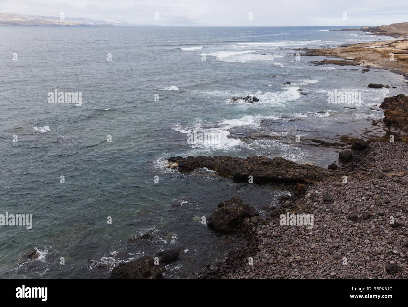 Gran Canaria, Blick auf den Hauptteil der Insel vom Strand El Confital am Rande von Las Palmas de Gran Canaria, regnerisch Stockfoto