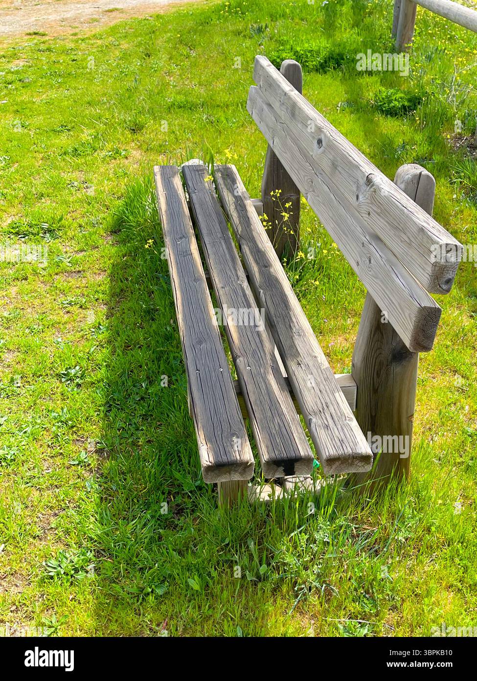 Holzbank. - Smartphone-aufgenommenes Stockfoto