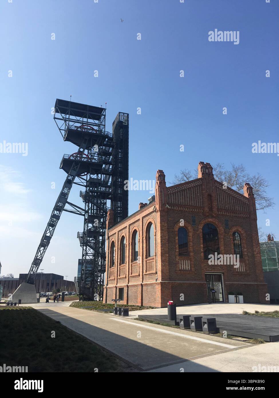Außenaufnahmen des Schlesischen Museums in Kattowitz, einem Kulturkomplex, der auf einem ehemaligen Kohlebergwerk mit Glaswürfeln und unterirdischen Galerien erbaut wurde Stockfoto