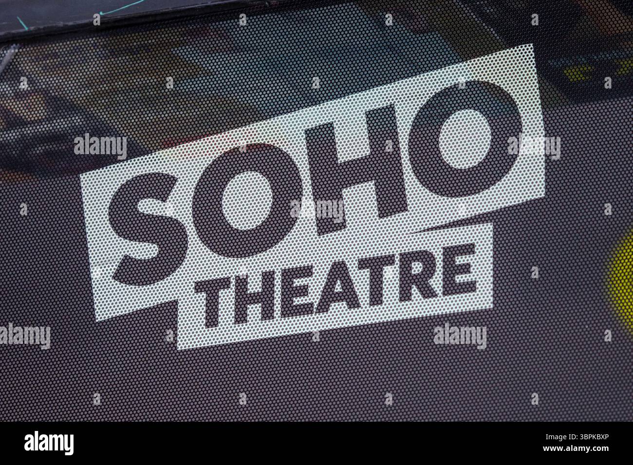 London, UK - 2. Juni 2025: Schild mit dem Soho Theatre befindet sich an der Dean Street in London, Großbritannien. Stockfoto