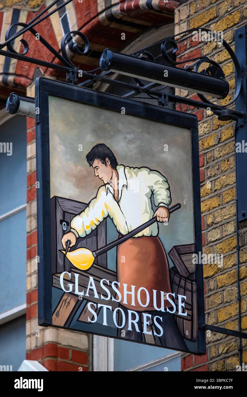 London, UK - 2. Juni 2025: Das traditionelle hängende Schild an der Außenseite des Glasshouse Stores Pubs, das sich an der Brewer Street in Soho, London, befindet. Stockfoto