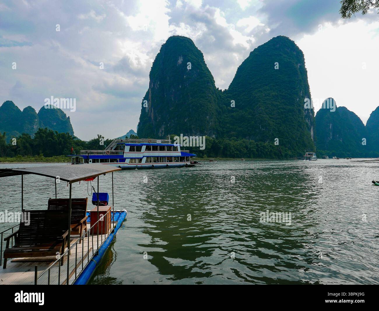 Bootstour und Bambusfloß auf dem Li-Fluss mit dramatischen Karstgipfeln in der Nähe von Yangshuo, Guangxi, China Stockfoto