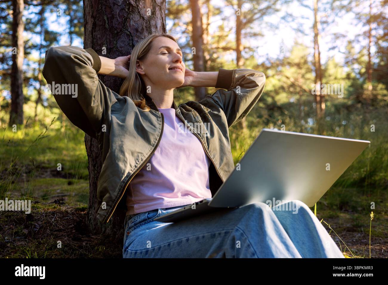 Freiberuflich arbeitende Frau in der Pause von der Arbeit entspannend im Park und genießen die Natur während der Fernarbeit. Lifestyle digitaler Nomaden Stockfoto