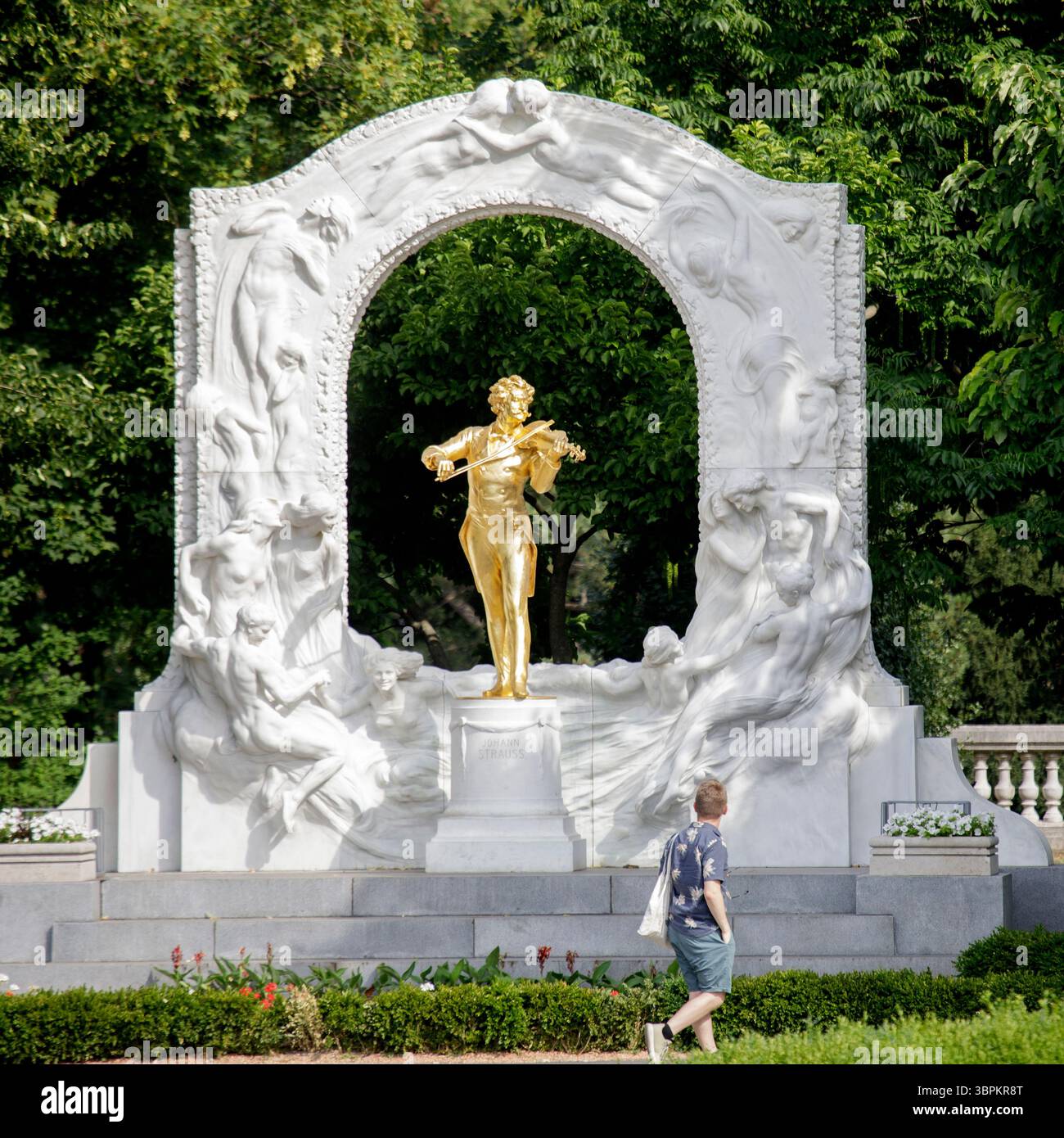 Wien, Österreich. Juli 2025. ÖSTERREICH; WIEN; 20250706; Eine Person läuft am 6. Juli 2025 vor dem Denkmal des Walzkönigs Johann Strauss Jr. im Stadtpark in Wien. - 20250706 PD15491 Credit: APA-PictureDesk/Alamy Live News Stockfoto