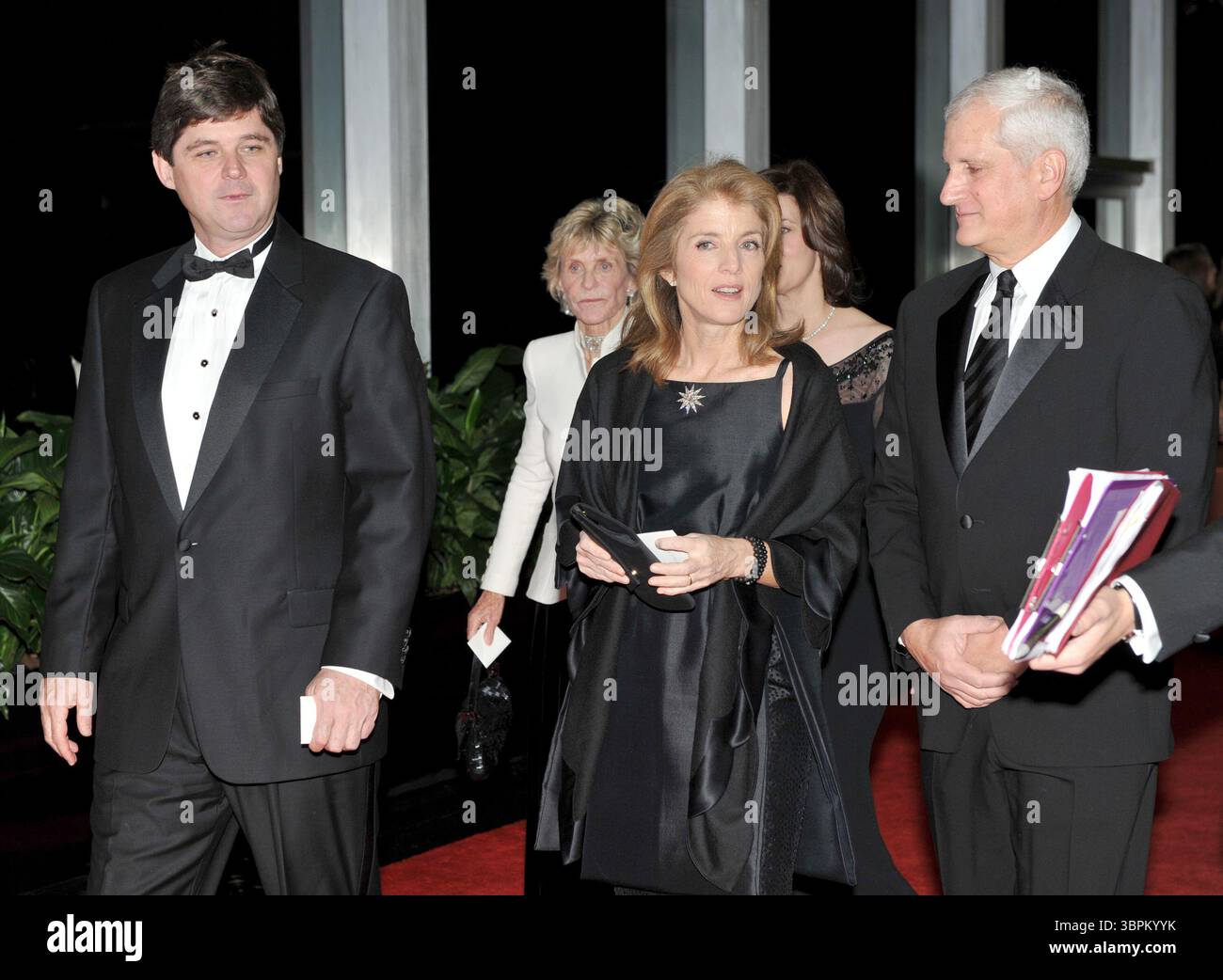 Dezember 2009, Washington, District of Columbia, USA: Washington, DC - 5. Dezember 2009 -- von links nach rechts: William Kennedy Smith, Jean Kennedy Smith, Caroline Kennedy Schlossberg und Edwin Schlossberg treffen am Samstag, 5. Dezember 2009, zum offiziellen Künstleressen im US-Außenministerium in Washington, D.C. ein (Kreditbild: © Ron Sachs/CNP Via ZUMA Wire) Stockfoto Dezember 2009, Washington, District of Columbia, USA: Washington, DC - 5. Dezember 2009 -- von links nach rechts: William Kennedy Smith, Jean Kennedy Smith, Caroline Kennedy Schlossberg und Edwin Schlossberg treffen am Samstag, 5. Dezember 2009, zum offiziellen Künstleressen im US-Außenministerium in Washington, D.C. ein (Kreditbild: © Ron Sachs/CNP Via ZUMA Wire) Stockfoto