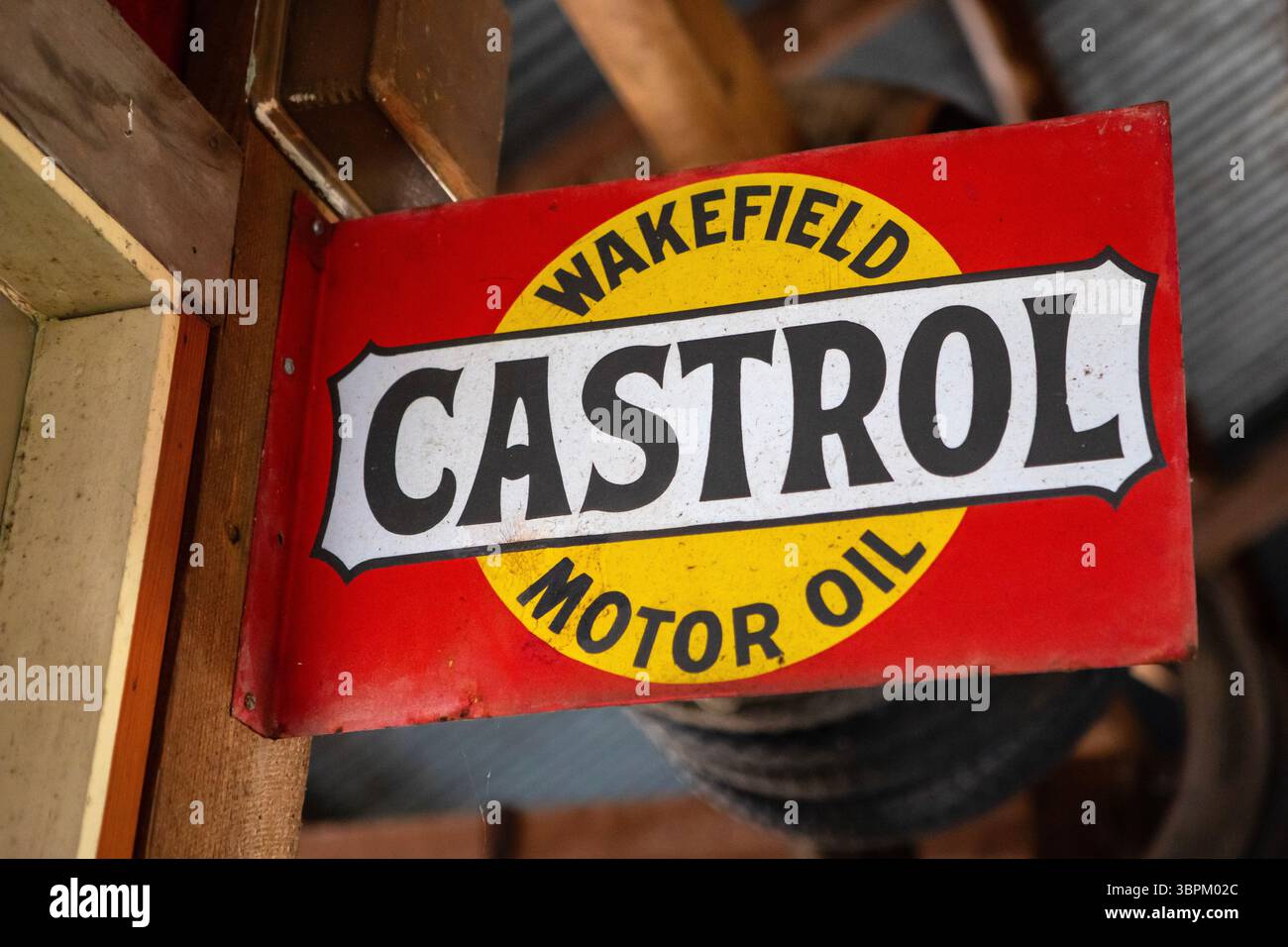 Hampshire, Großbritannien - 22. Februar 2025: Ein altes Castrol Motoröl-Schild. Stockfoto
