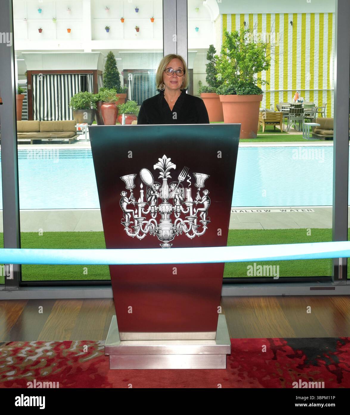 17. Juni 2020, Brickell, Florida, Vereinigte Staaten von Amerika: BRICKELL, FL – 17. JUNI: Anlässlich der Wiedereröffnung seines Portfolios in Miami veranstaltete die sbe eine Zeremonie zum Schneiden des blauen Bandes in SLS Brickell mit dem Gebietsvizepräsidenten Marco Selva und der Kommissarin Eileen Higgins. Das companyÃs Angebot an Luxus- und Lifestyle-Angeboten umfasst SLS Brickell, SLS LUX Brickell, SLS South Beach, Hyde Midtown Miami und Shore Club sowie Restaurants und Bars wie The Bazaar by JosÅ½ AndrÅ½s, Katsuya, FiÃlia, SAAM Lounge, Diez y Seis, Hyde Beach und Sky Bar im SLS Brickell Hotel & Residence am 17. Juni 2020 Stockfoto