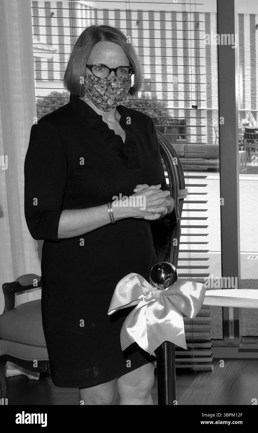 17. Juni 2020, Brickell, Florida, Vereinigte Staaten von Amerika: BRICKELL, FL – 17. JUNI: Anlässlich der Wiedereröffnung seines Portfolios in Miami veranstaltete die sbe eine Zeremonie zum Schneiden des blauen Bandes in SLS Brickell mit dem Gebietsvizepräsidenten Marco Selva und der Kommissarin Eileen Higgins. Das companyÃs Angebot an Luxus- und Lifestyle-Angeboten umfasst SLS Brickell, SLS LUX Brickell, SLS South Beach, Hyde Midtown Miami und Shore Club sowie Restaurants und Bars wie The Bazaar by JosÅ½ AndrÅ½s, Katsuya, FiÃlia, SAAM Lounge, Diez y Seis, Hyde Beach und Sky Bar im SLS Brickell Hotel & Residence am 17. Juni 2020 Stockfoto