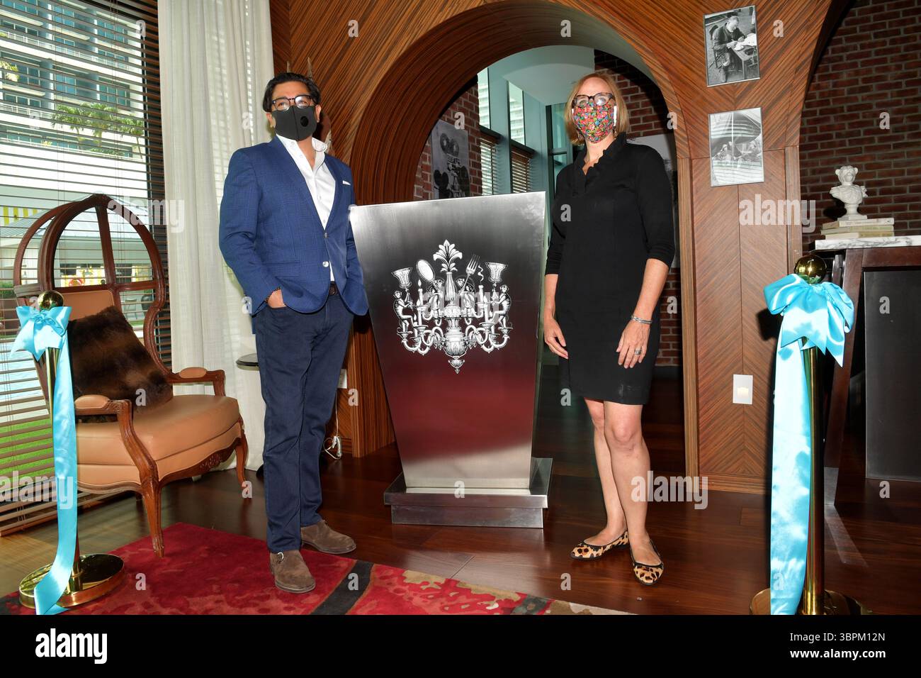 17. Juni 2020, Brickell, Florida, Vereinigte Staaten von Amerika: BRICKELL, FL – 17. JUNI: Anlässlich der Wiedereröffnung seines Portfolios in Miami veranstaltete die sbe eine Zeremonie zum Schneiden des blauen Bandes in SLS Brickell mit dem Gebietsvizepräsidenten Marco Selva und der Kommissarin Eileen Higgins. Das companyÃs Angebot an Luxus- und Lifestyle-Angeboten umfasst SLS Brickell, SLS LUX Brickell, SLS South Beach, Hyde Midtown Miami und Shore Club sowie Restaurants und Bars wie The Bazaar by JosÅ½ AndrÅ½s, Katsuya, FiÃlia, SAAM Lounge, Diez y Seis, Hyde Beach und Sky Bar im SLS Brickell Hotel & Residence am 17. Juni 2020 Stockfoto