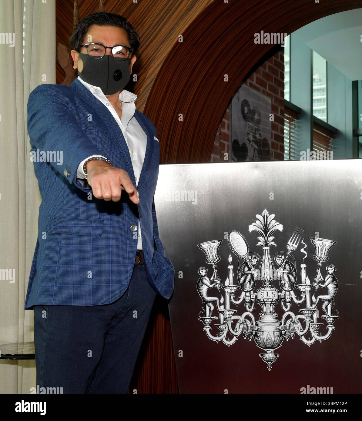 17. Juni 2020, Brickell, Florida, Vereinigte Staaten von Amerika: BRICKELL, FL – 17. JUNI: Anlässlich der Wiedereröffnung seines Portfolios in Miami veranstaltete die sbe eine Zeremonie zum Schneiden des blauen Bandes in SLS Brickell mit dem Gebietsvizepräsidenten Marco Selva und der Kommissarin Eileen Higgins. Das companyÃs Angebot an Luxus- und Lifestyle-Angeboten umfasst SLS Brickell, SLS LUX Brickell, SLS South Beach, Hyde Midtown Miami und Shore Club sowie Restaurants und Bars wie The Bazaar by JosÅ½ AndrÅ½s, Katsuya, FiÃlia, SAAM Lounge, Diez y Seis, Hyde Beach und Sky Bar im SLS Brickell Hotel & Residence am 17. Juni 2020 Stockfoto