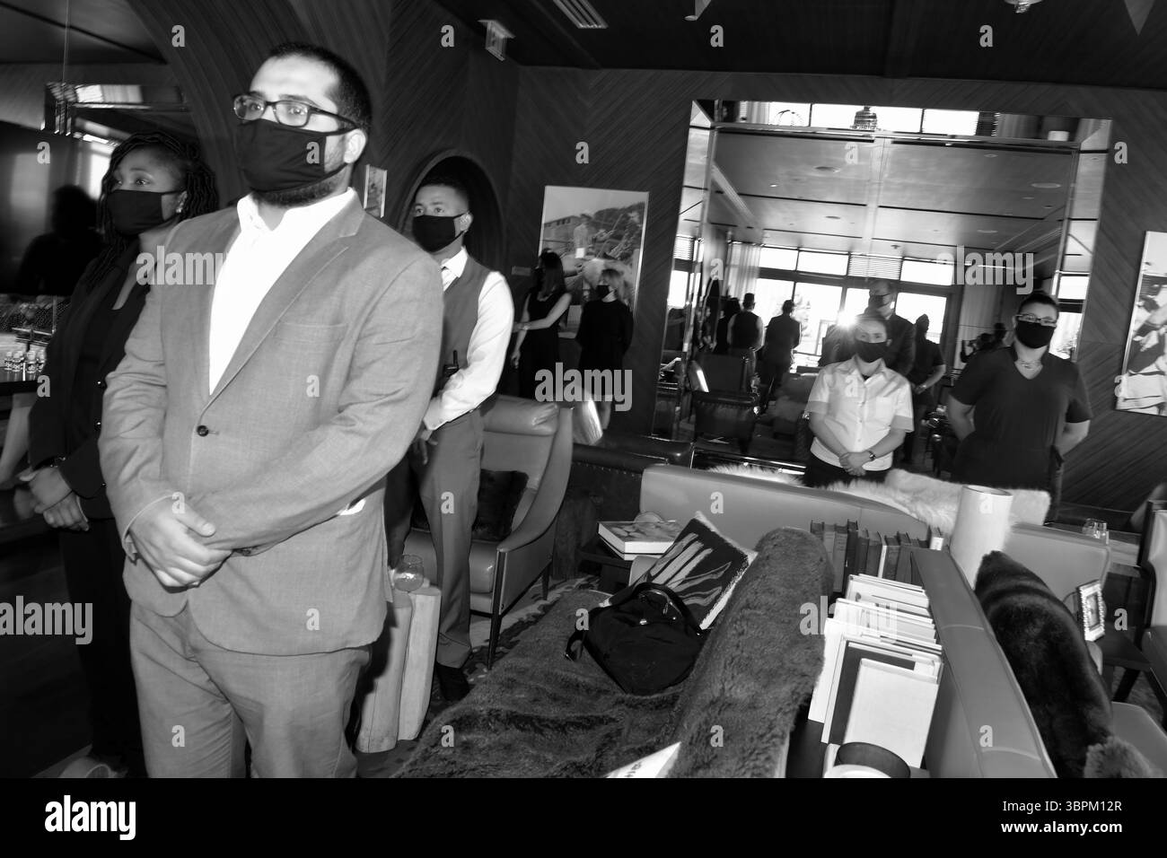 17. Juni 2020, Brickell, Florida, Vereinigte Staaten von Amerika: BRICKELL, FL – 17. JUNI: Anlässlich der Wiedereröffnung seines Portfolios in Miami veranstaltete die sbe eine Zeremonie zum Schneiden des blauen Bandes in SLS Brickell mit dem Gebietsvizepräsidenten Marco Selva und der Kommissarin Eileen Higgins. Das companyÃs Angebot an Luxus- und Lifestyle-Angeboten umfasst SLS Brickell, SLS LUX Brickell, SLS South Beach, Hyde Midtown Miami und Shore Club sowie Restaurants und Bars wie The Bazaar by JosÅ½ AndrÅ½s, Katsuya, FiÃlia, SAAM Lounge, Diez y Seis, Hyde Beach und Sky Bar im SLS Brickell Hotel & Residence am 17. Juni 2020 Stockfoto