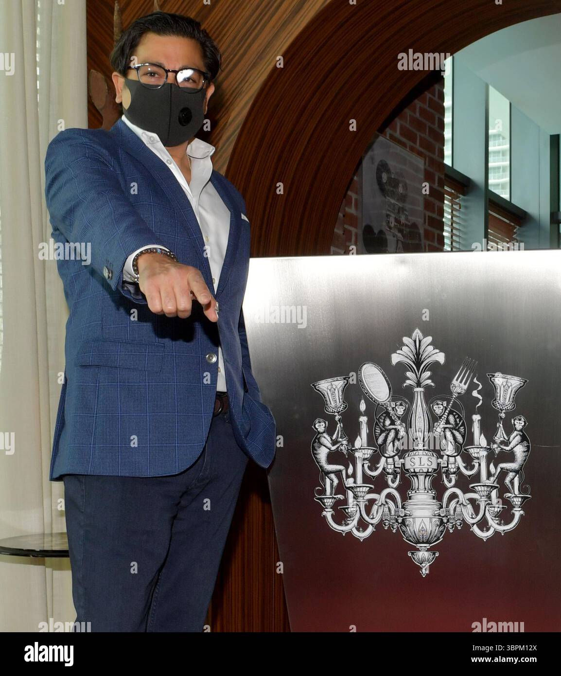 17. Juni 2020, Brickell, Florida, Vereinigte Staaten von Amerika: BRICKELL, FL – 17. JUNI: Anlässlich der Wiedereröffnung seines Portfolios in Miami veranstaltete die sbe eine Zeremonie zum Schneiden des blauen Bandes in SLS Brickell mit dem Gebietsvizepräsidenten Marco Selva und der Kommissarin Eileen Higgins. Das companyÃs Angebot an Luxus- und Lifestyle-Angeboten umfasst SLS Brickell, SLS LUX Brickell, SLS South Beach, Hyde Midtown Miami und Shore Club sowie Restaurants und Bars wie The Bazaar by JosÅ½ AndrÅ½s, Katsuya, FiÃlia, SAAM Lounge, Diez y Seis, Hyde Beach und Sky Bar im SLS Brickell Hotel & Residence am 17. Juni 2020 Stockfoto