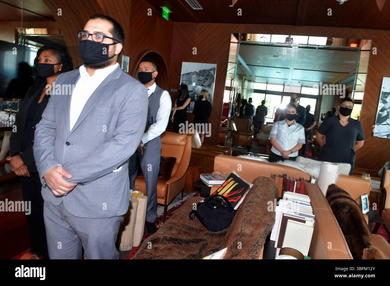 17. Juni 2020, Brickell, Florida, Vereinigte Staaten von Amerika: BRICKELL, FL – 17. JUNI: Anlässlich der Wiedereröffnung seines Portfolios in Miami veranstaltete die sbe eine Zeremonie zum Schneiden des blauen Bandes in SLS Brickell mit dem Gebietsvizepräsidenten Marco Selva und der Kommissarin Eileen Higgins. Das companyÃs Angebot an Luxus- und Lifestyle-Angeboten umfasst SLS Brickell, SLS LUX Brickell, SLS South Beach, Hyde Midtown Miami und Shore Club sowie Restaurants und Bars wie The Bazaar by JosÅ½ AndrÅ½s, Katsuya, FiÃlia, SAAM Lounge, Diez y Seis, Hyde Beach und Sky Bar im SLS Brickell Hotel & Residence am 17. Juni 2020 Stockfoto