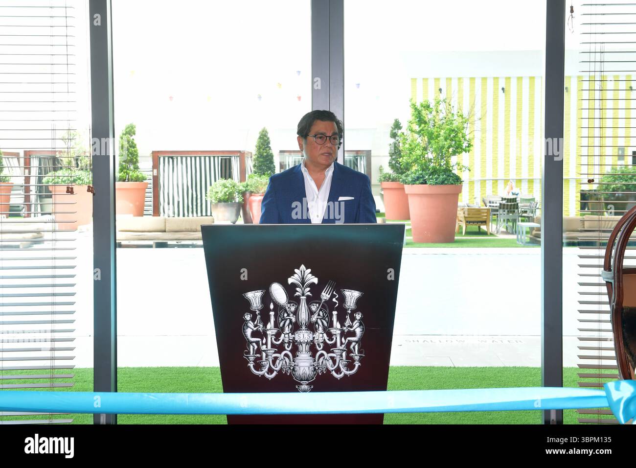 17. Juni 2020, Brickell, Florida, Vereinigte Staaten von Amerika: BRICKELL, FL – 17. JUNI: Anlässlich der Wiedereröffnung seines Portfolios in Miami veranstaltete die sbe eine Zeremonie zum Schneiden des blauen Bandes in SLS Brickell mit dem Gebietsvizepräsidenten Marco Selva und der Kommissarin Eileen Higgins. Das companyÃs Angebot an Luxus- und Lifestyle-Angeboten umfasst SLS Brickell, SLS LUX Brickell, SLS South Beach, Hyde Midtown Miami und Shore Club sowie Restaurants und Bars wie The Bazaar by JosÅ½ AndrÅ½s, Katsuya, FiÃlia, SAAM Lounge, Diez y Seis, Hyde Beach und Sky Bar im SLS Brickell Hotel & Residence am 17. Juni 2020 Stockfoto