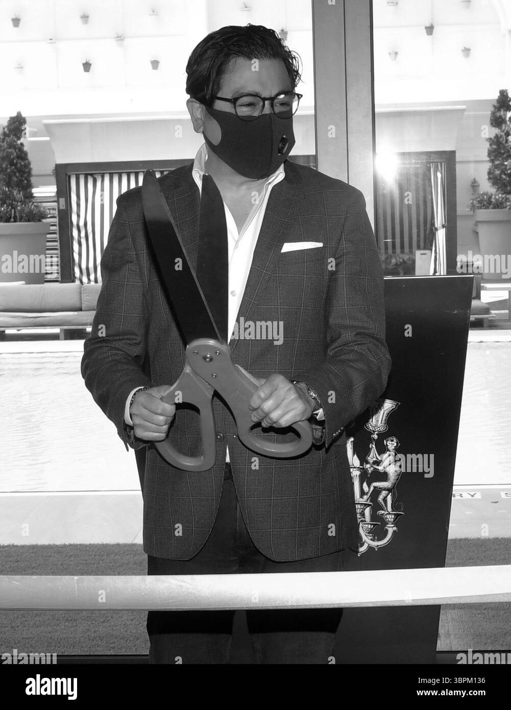 17. Juni 2020, Brickell, Florida, Vereinigte Staaten von Amerika: BRICKELL, FL – 17. JUNI: Anlässlich der Wiedereröffnung seines Portfolios in Miami veranstaltete die sbe eine Zeremonie zum Schneiden des blauen Bandes in SLS Brickell mit dem Gebietsvizepräsidenten Marco Selva und der Kommissarin Eileen Higgins. Das companyÃs Angebot an Luxus- und Lifestyle-Angeboten umfasst SLS Brickell, SLS LUX Brickell, SLS South Beach, Hyde Midtown Miami und Shore Club sowie Restaurants und Bars wie The Bazaar by JosÅ½ AndrÅ½s, Katsuya, FiÃlia, SAAM Lounge, Diez y Seis, Hyde Beach und Sky Bar im SLS Brickell Hotel & Residence am 17. Juni 2020 Stockfoto