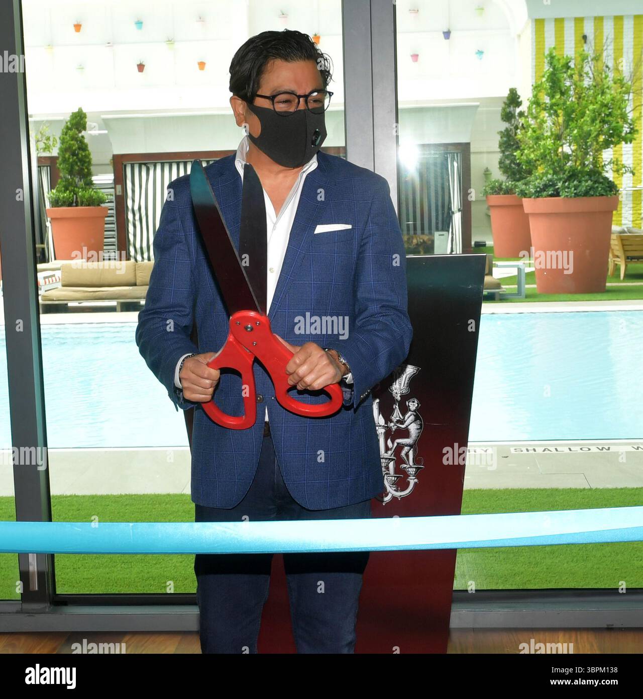 17. Juni 2020, Brickell, Florida, Vereinigte Staaten von Amerika: BRICKELL, FL – 17. JUNI: Anlässlich der Wiedereröffnung seines Portfolios in Miami veranstaltete die sbe eine Zeremonie zum Schneiden des blauen Bandes in SLS Brickell mit dem Gebietsvizepräsidenten Marco Selva und der Kommissarin Eileen Higgins. Das companyÃs Angebot an Luxus- und Lifestyle-Angeboten umfasst SLS Brickell, SLS LUX Brickell, SLS South Beach, Hyde Midtown Miami und Shore Club sowie Restaurants und Bars wie The Bazaar by JosÅ½ AndrÅ½s, Katsuya, FiÃlia, SAAM Lounge, Diez y Seis, Hyde Beach und Sky Bar im SLS Brickell Hotel & Residence am 17. Juni 2020 Stockfoto